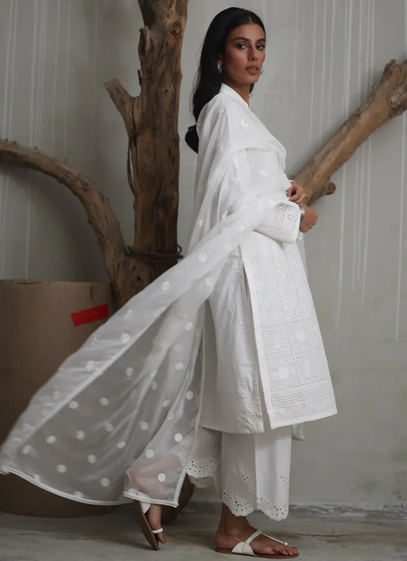 Image | Spring Pret '24 | Embroidered Lace Dupatta | Chiffon | White | 1 pc | IDCH-213325. - Image 3