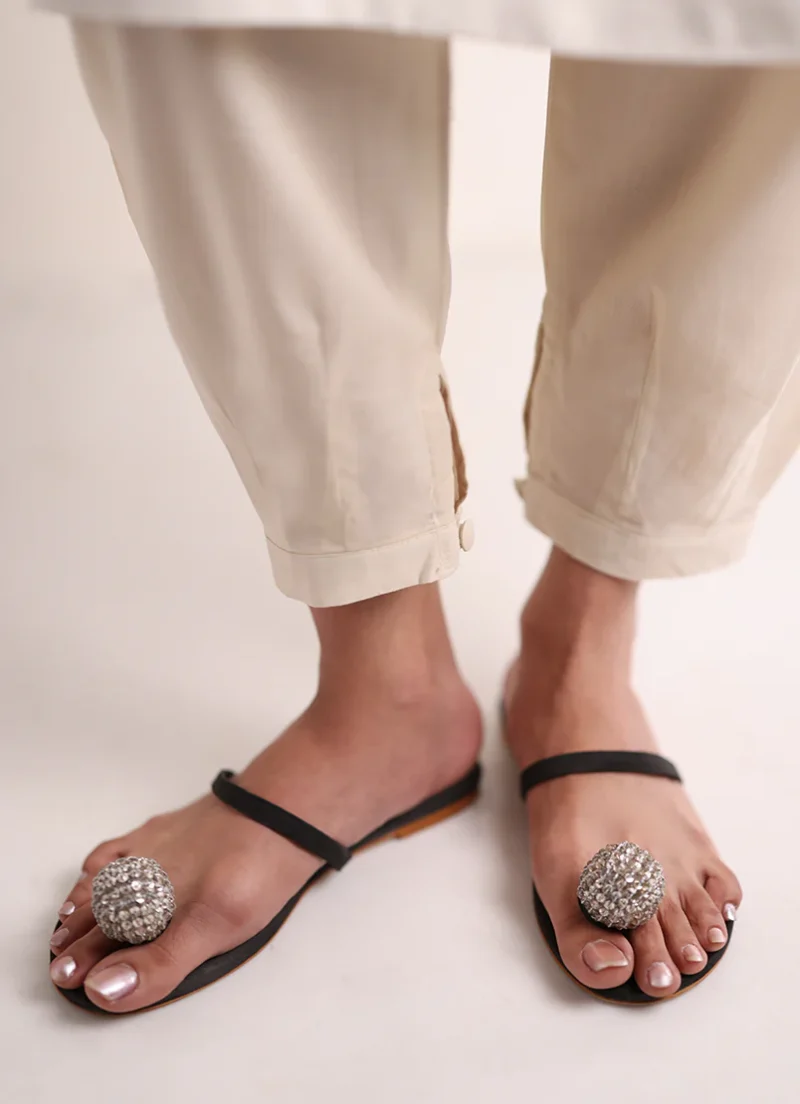Image | Spring Pret '24 | Tapered Pants | Cotton | Beige | 1 pc | T-620 . - Image 3